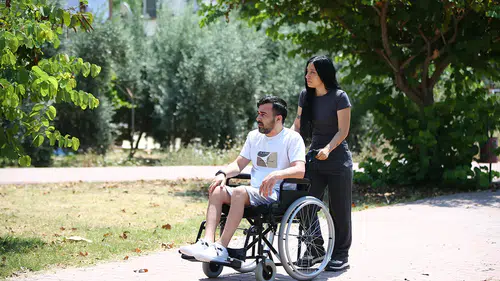 Maganda kurşunuyla engelli kalan genç eşinin desteğiyle hayata tutunuyor