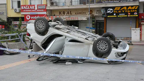 Devrilen otomobildeki 2 kişi hayatını kaybetti, 3 kişi yaralandı