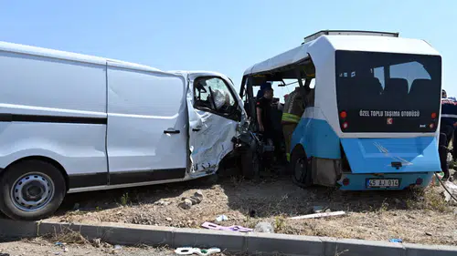 Manisa'da midibüsle panelvanın çarpıştı! 1 kişi öldü, 10 kişi yaralandı