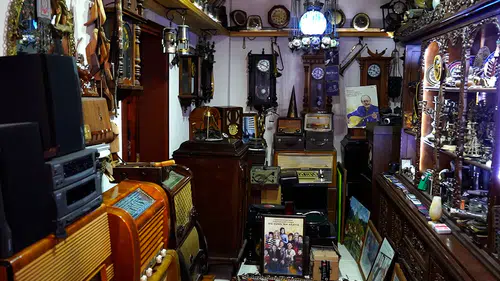 Hobi olarak biriktirmeye başladığı tarihi ve kültürel objeleri köy evinde sergiliyor