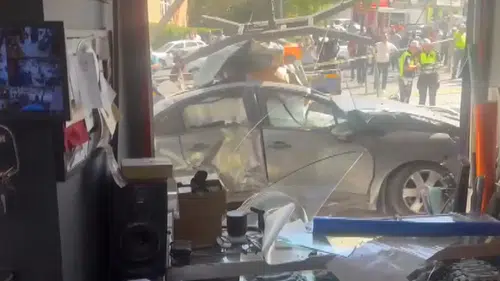 Ankara'da kontrolden çıkan EGO otobüsü iş yerine çarptı