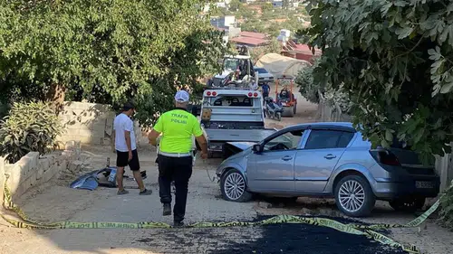 Hatay'da iş makinesine çarpan otomobilin sürücüsü hayatını kaybetti