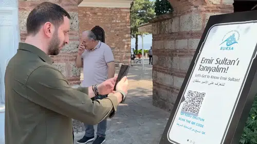 Emir Sultan Külliyesi'nin tarihi ve içindeki hat eserler dijital rehberde