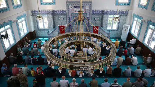 Depremde yıkılan caminin yerine yenisi yapıldı