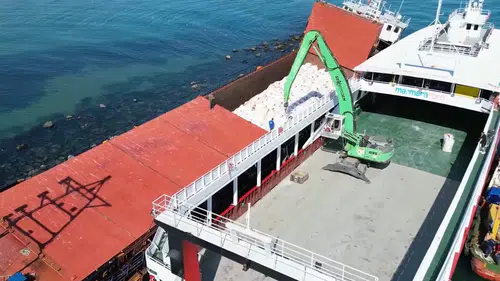 Karaya oturan kuru yük gemisindeki yükler boşaltılıyor