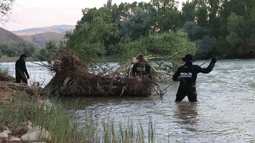 Boğulma tehlikesi geçiren oğlu için ırmağa giren baba kayboldu