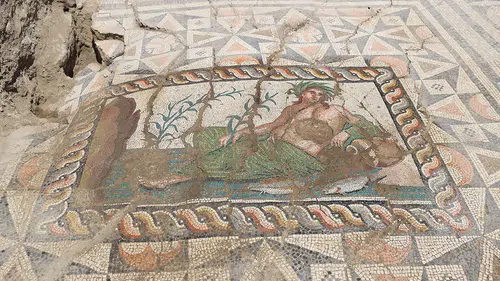 Aspendos'un nehir tanrısı tasviri turistlerin gözdesi oldu