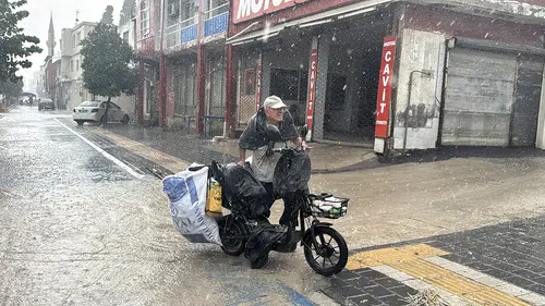 Adana'da sağanak ve şiddetli rüzgar hayatı olumsuz etkiledi