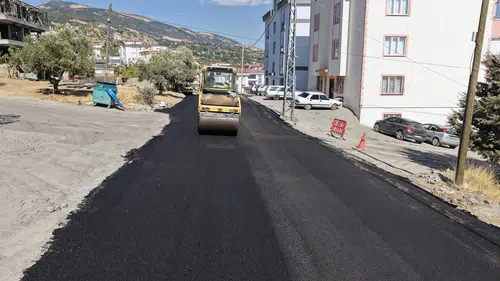 Kahramanmaraş’ta yeni bulvara ve Ballıca’ya sıcak asfalt