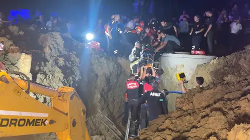 Toprak altında kalan baba ile oğlu kurtarıldı
