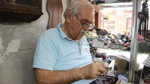 Yılın Ahisi İsmail usta 51 yıldır arızalı saatleri onarıyor