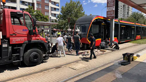 Tramvayın çarptığı genç hayatını kaybetti