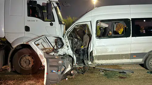 Servis minibüsü ile tır çarpıştı! 1 kişi öldü, 14 kişi yaralandı