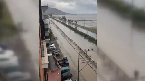Sağanak yağış nedeniyle köy yolları ulaşıma kapandı