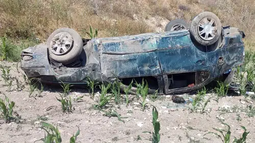 Devrilen otomobildeki 2 kişi hayatını kaybetti