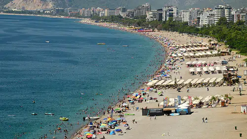 Antalya'da sıcaktan bunalanlar sahilleri doldurdu!