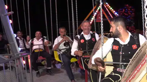 Davul zurna ekibinden, gondol ve salıncakta muhteşem performans