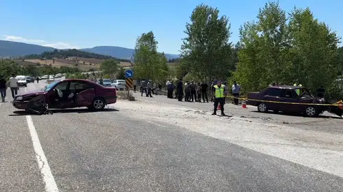 İki otomobilin çarpıştığı kazada 1 kişi öldü, 3 kişi yaralandı