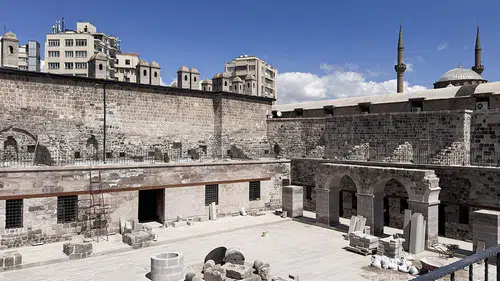 Toprak dolgudan kurtarılan tarihi han turizme kazandırılıyor