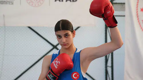 Milli boksör İvana Kılcı, Avrupa şampiyonluğu için yumruk sallıyor