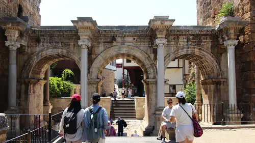 Antalya'daki 1900 yıllık Hadrian Kapısı kentin tarihine ışık tutuyor