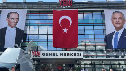 Yeni Parti Genel Başkanı Özel, parti genel merkezinde çalışmalarına başladı