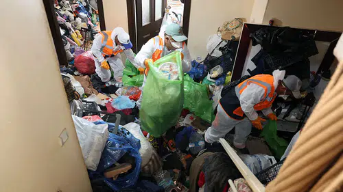 Kayseri'de bir evden 5 kamyon çöp çıkarıldı! Ev sahibi tedaviye alındı