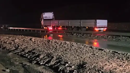 Erzincan-Sivas kara yolunda heyelan! Tır bariyerlere sıkıştı