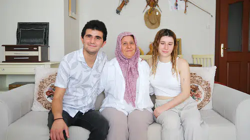 Fedakar ailenin desteği görme engelli kardeşleri üniversiteli yaptı