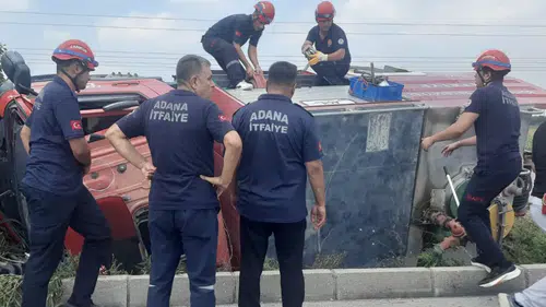Yangın ihbarına giden itfaiye aracı devrildi