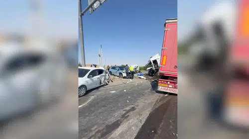 Tır kırmızı ışıkta bekleyen araçlara çarptı!