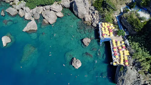 Antalya'da falez plajları tatilcileri Akdeniz'in serin sularıyla buluşturuyor