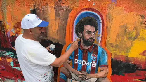 Trabzon'da Muhammed Salah sevgisi duvara resmedildi
