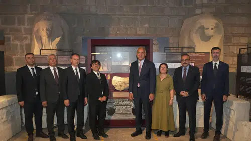 Bakan Ersoy, Hitit imparatorluğunun izlerini taşıyan sergiyi gezdi