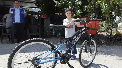 Orman yangınında bisikleti yanan çocuk yeni bisikletine kavuştu