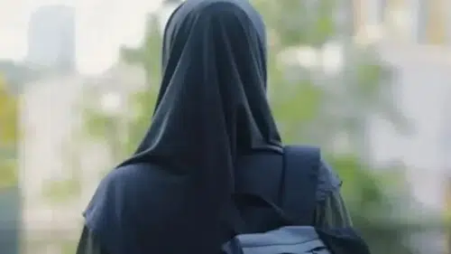Hindistan'da mahkeme, bir öğrencinin okulda başörtüsü takma talebini reddetti