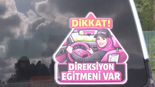 Kadın sürücü adayları trafiğe çıkma korkusunu pembe direksiyonla aşıyor
