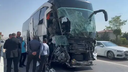 Yolcu otobüsü kamyonete çarptı! 1 kişi öldü, 15 kişi yaralandı