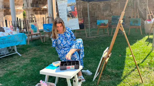 Ayaklarıyla resmettiği eserleri Hadrianus Kapısı'nda sergiledi