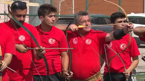 63 yaşında üçüncü kez milli takıma seçilen Akkaya, 13 yılda 57 madalya kazandı