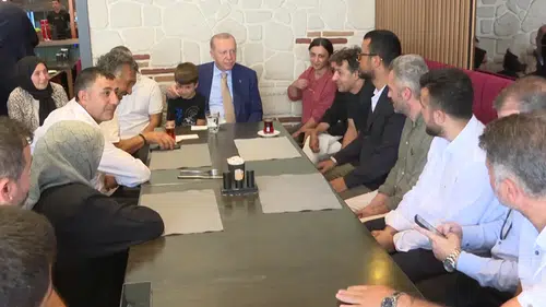 Cumhurbaşkanı Erdoğan, Üsküdar'da esnafı ziyaret etti