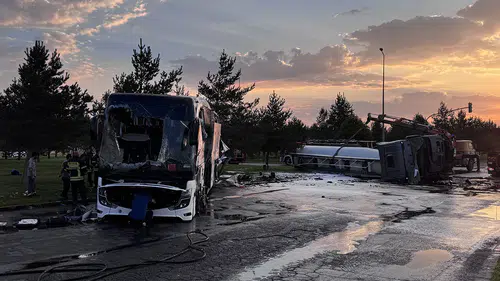 Yolcu otobüsü ile yakıt taşıyan tanker çarpıştı! 38 yaralı