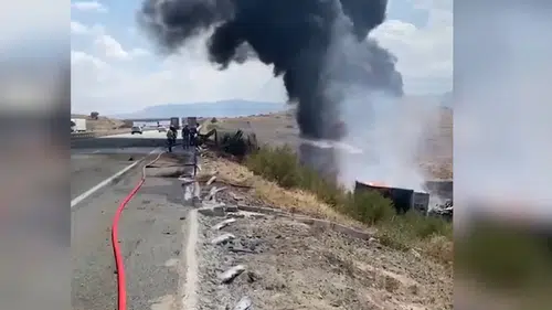 Devrilen madeni yağ yüklü tırın sürücüsü çıkan yangında öldü