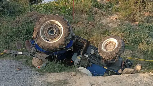 Adana'da devrilen traktörün sürücüsü ağır yaralandı