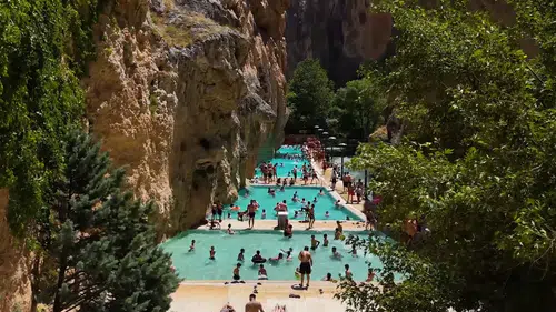 Dört mevsim su sıcaklığı aynı olan Kudret Havuzu ziyaretçilerini ağırlıyor