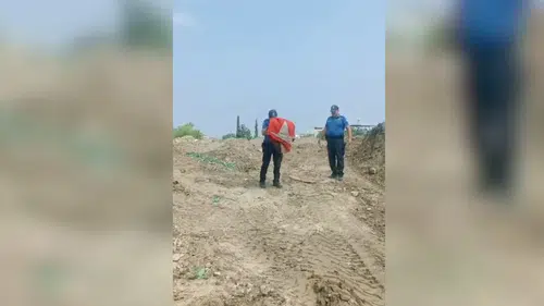 Arsuz’da enkaz altında kalan Türk bayrağı polis ekiplerince çıkarıldı