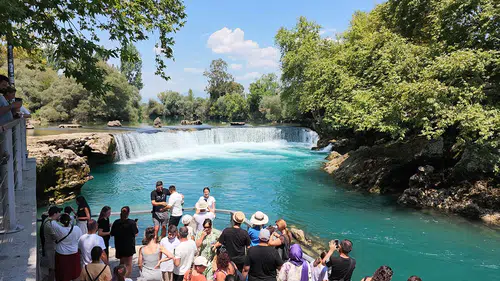 Manavgat Şelalesi serinlemek isteyen yerli ve yabancı turistleri ağırlıyor