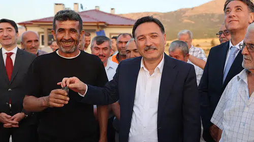 Depremzedeler için yapılan 15 afet konutu teslim edildi