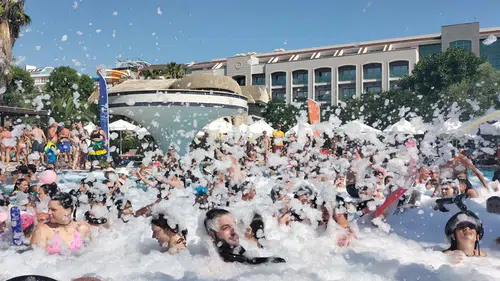 Sıcak havadan bunalan turistler köpük partisinde serinledi
