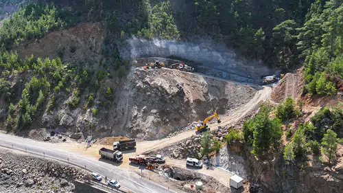 Adana'da 4 öğretmene mezar olan kara yolunun yapımı sürüyor